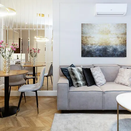 Mennica Deluxe Centre By Renters Prestige מלון דירות 4*